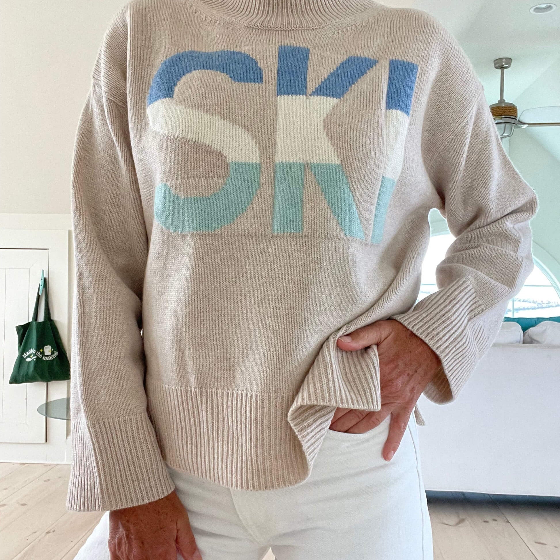 Pulover sa rolovanim kragnom od kašmira u retro ski stilu